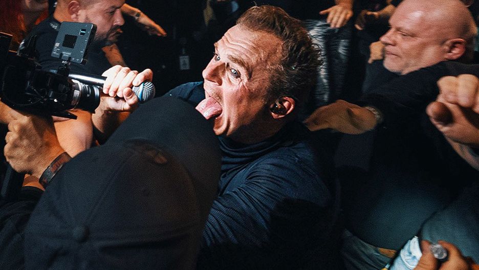 Piotr Rogucki w "młynie" podczas koncertu w Hali Stulecia