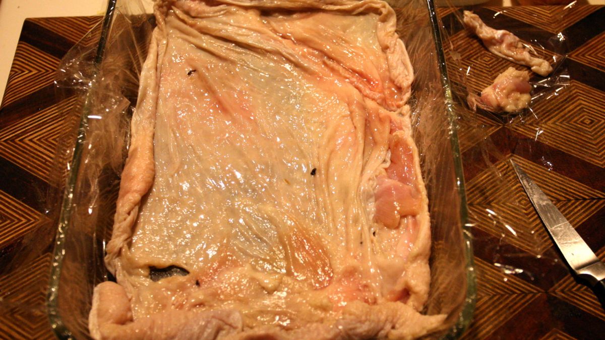 Surowa skóra z indyka z ciemnego mięsa