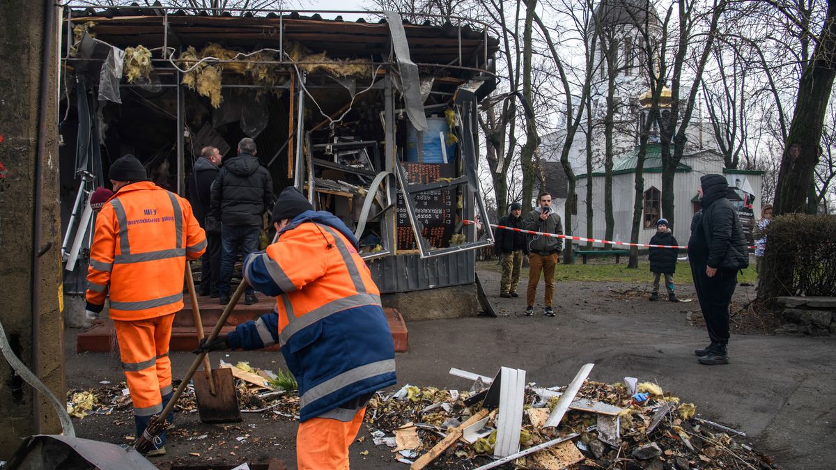 zniszczenia
Kij�w, Ukraina, 21.03.2024. Ratownicy usuwaja skutki po zestrzelonym rosyjskim pocisku rakietowym w jednej z centralnych dzielnic Kijowa, 21 bm. Rosja przeprowadzi�a zmasowany atak rakietowy na Kij�w. Ukrai�skie systemy obrony powietrznej zestrzeli�y wszystkie 31 rakiet. Trwa inwazja Rosji na Ukrain�. (sko) PAP/Vladyslav Musiienko
Vladyslav Musiienko
atak, inwazja, rosja ukraina, wojna, zniszczenia, agresja Rosji, atak Rosji na Ukrain�, inwazja rosyjska, konflikt zbrojny, rosyjska, rosyjski, sytuacja na Ukrainie, sytuacja w Ukrainie, Ukrainie, Wojna na Ukrainie, wojna w Ukrainie