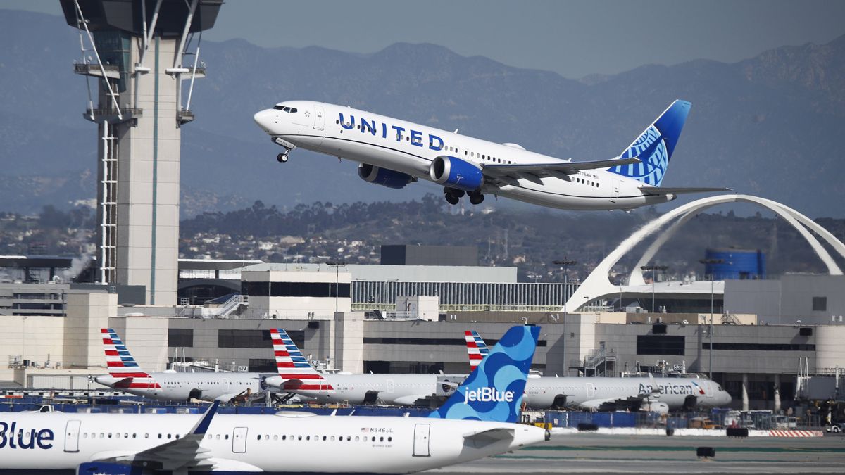 United Airlines Beats Q4 Earnings and Revenue Estimates
epa10414388 A United Airlines Boeing 737 MAX 9 departs from Los Angeles International Airport, in Los Angeles, California, USA, 18 January 2023. United Airlines fourth-quarter profits topped Wall Street estimates with an $843 million profit for the last three months of 2022.  EPA/CAROLINE BREHMAN 
Dostawca: PAP/EPA.
CAROLINE BREHMAN