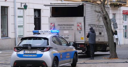Panowie z firmy przeprowadzkowej nie zwrócili uwagi na ważny znak. Interwencja Straży Miejskiej zakończona mandatem