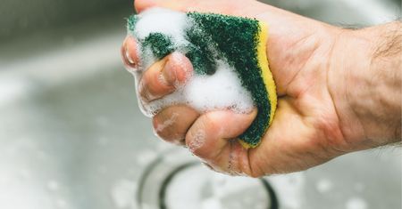 Jak często zmieniać gąbkę do naczyń? Wiele osób popełnia poważny błąd