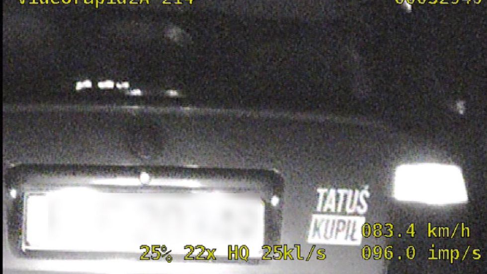 Policjantów rozśmieszyła naklejka na aucie