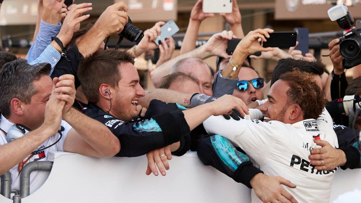 Zdjęcie okładkowe artykułu: Materiały prasowe / Mercedes / Na zdjęciu: Lewis Hamilton cieszący się z wygranej
