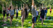 Joga pod chmurką przy dźwiękach gongów