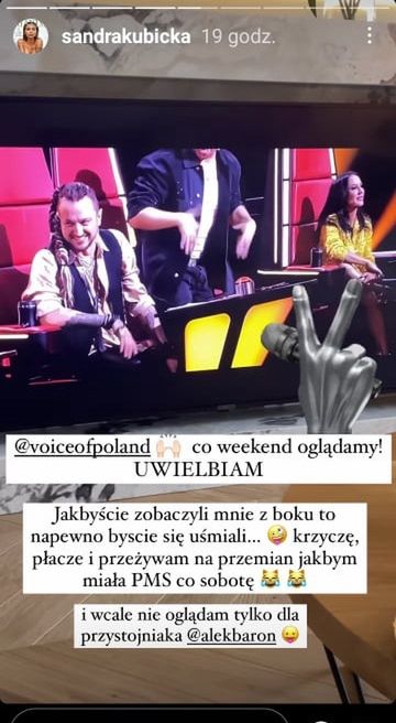 Przejęta Sandra Kubicka wspiera Barona przed ekranem telewizora