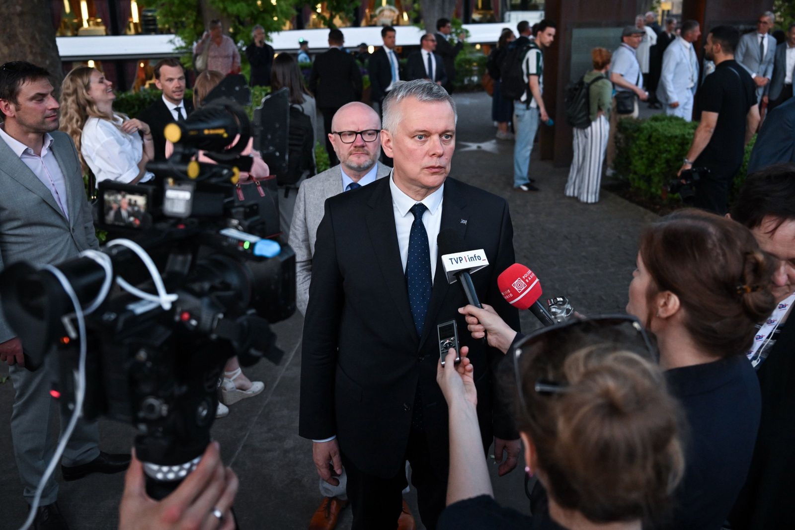 Tomasz Siemoniak
Luksemburg, Schengen, 12.06.2025. Przewodnictwo Polski w Radzie UE. Minister spraw wewn�trzych i administracji Tomasz Siemoniak (C) podczas konferencji prasowej na nabrze�u w Schengen w Luksemburgu, 12 bm. (amb) PAP/Daniel Gnap
Daniel Gnap
EU, polska prezydencja przyw�dztwo, rocznica strefy Shengen, Shengen, Unia Europejska