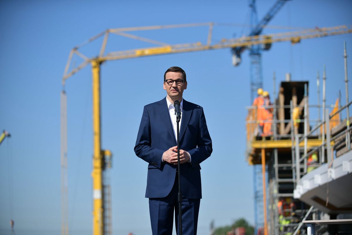 Premier Mateusz Morawiecki na placu budowy PKP Warszawa Zachodnia