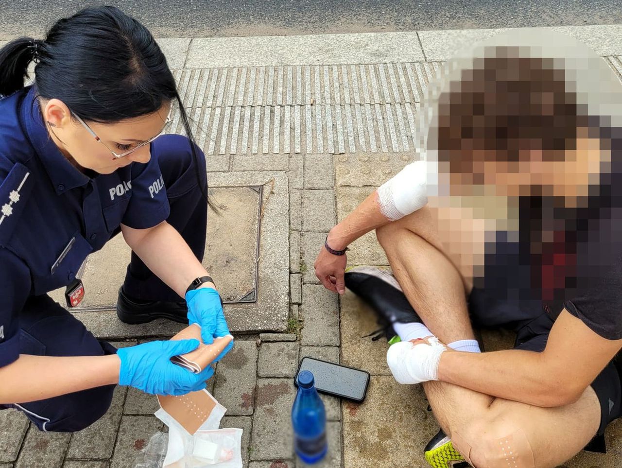 Olsztyn: Wypadek na rowerze. 18-latkowi pomogła pomogła policjantka i jej koleżanka
