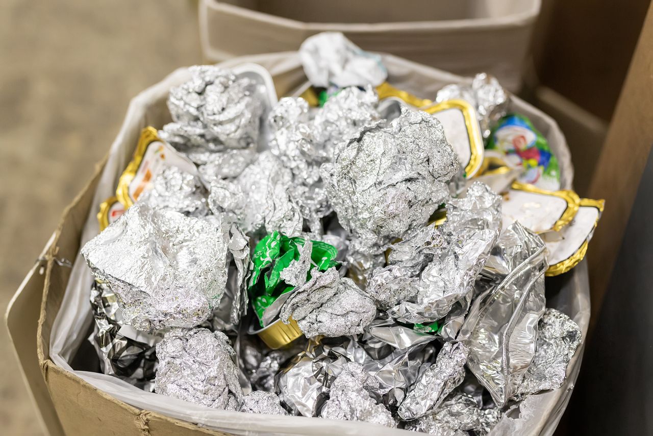 Gdzie wyrzucać zużytą folię aluminiową? Błąd powtarza się często