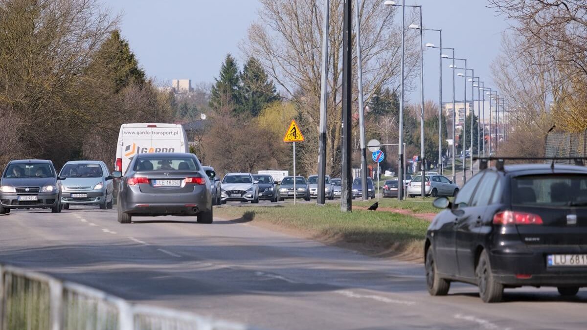 Duży ruch samochodów na ul. Janowskiej