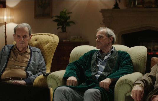 Rozmowy staruszków przed telewizorem reklamują GigaNagrywarkę w Netii (wideo)