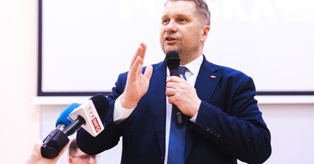 Już nie tylko "Willa plus". Mają inne zarzuty wobec Czarnka