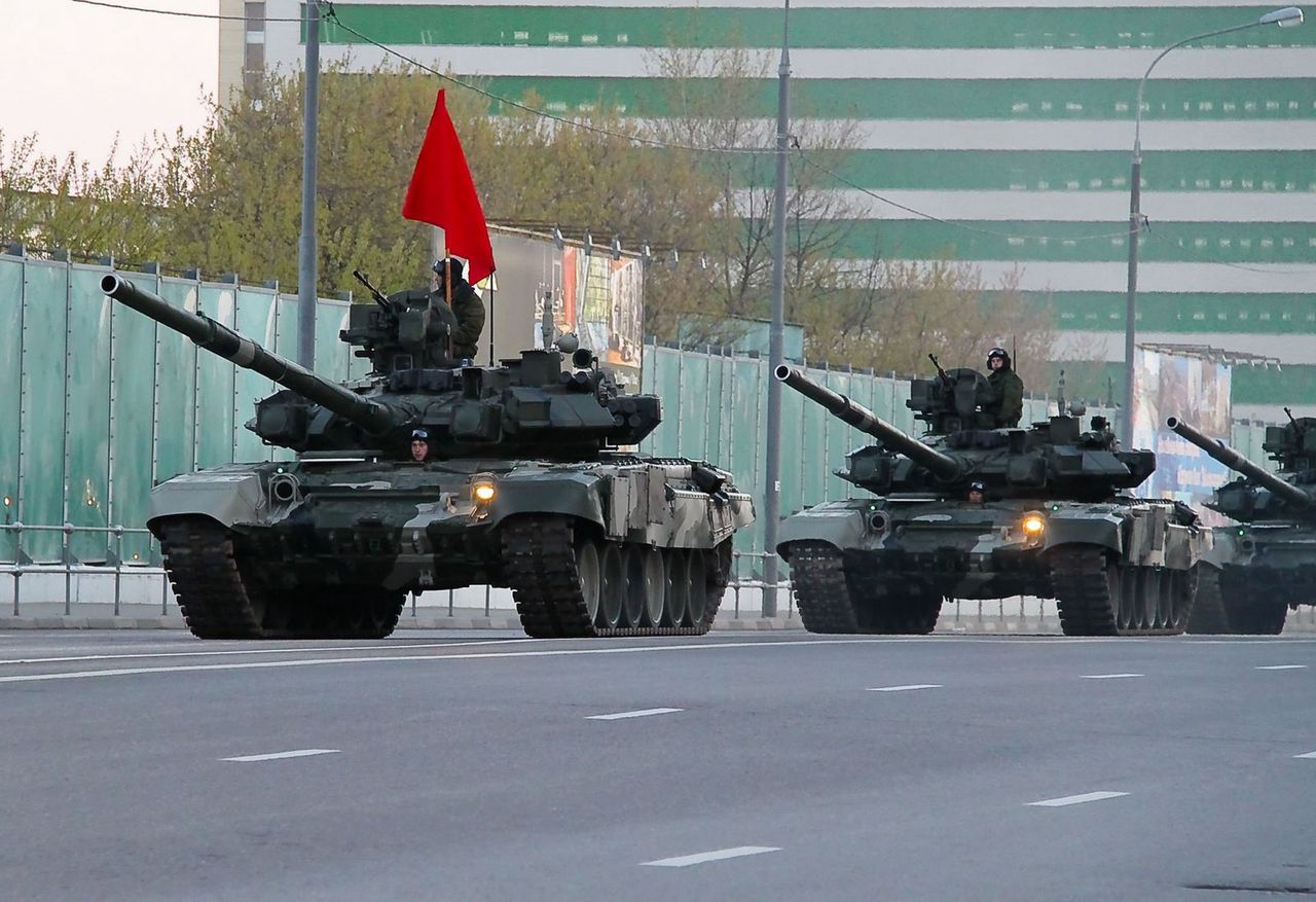 Rosyjskie czołgi na drodze
