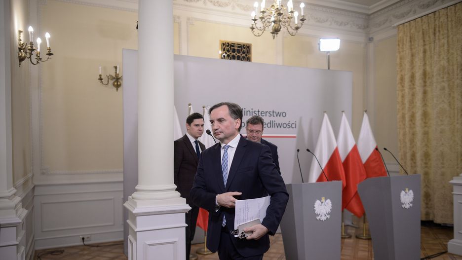 Warszawa, 24.11.2023. Minister sprawiedliwości, prokurator generalny Zbigniew Ziobro (C), dyrektor jego Gabinetu Politycznego Marcin Sławecki (L) i minister-członek Rady Ministrów Michał Wójcik (P) podczas konferencji prasowej w siedzibie resortu w Warszawie, 24 bm. Jak poinformował minister Ziobro, wystąpił do TK z wnioskiem zmierzającym do tego, aby Polacy płacili o połowę mniejsze rachunki za prąd. Chodzi o stwierdzenie niezgodności z konstytucją europejskich przepisów regulujących uprawnienia do emisji CO2 w systemie ETS. (ad) PAP/Marcin Obara