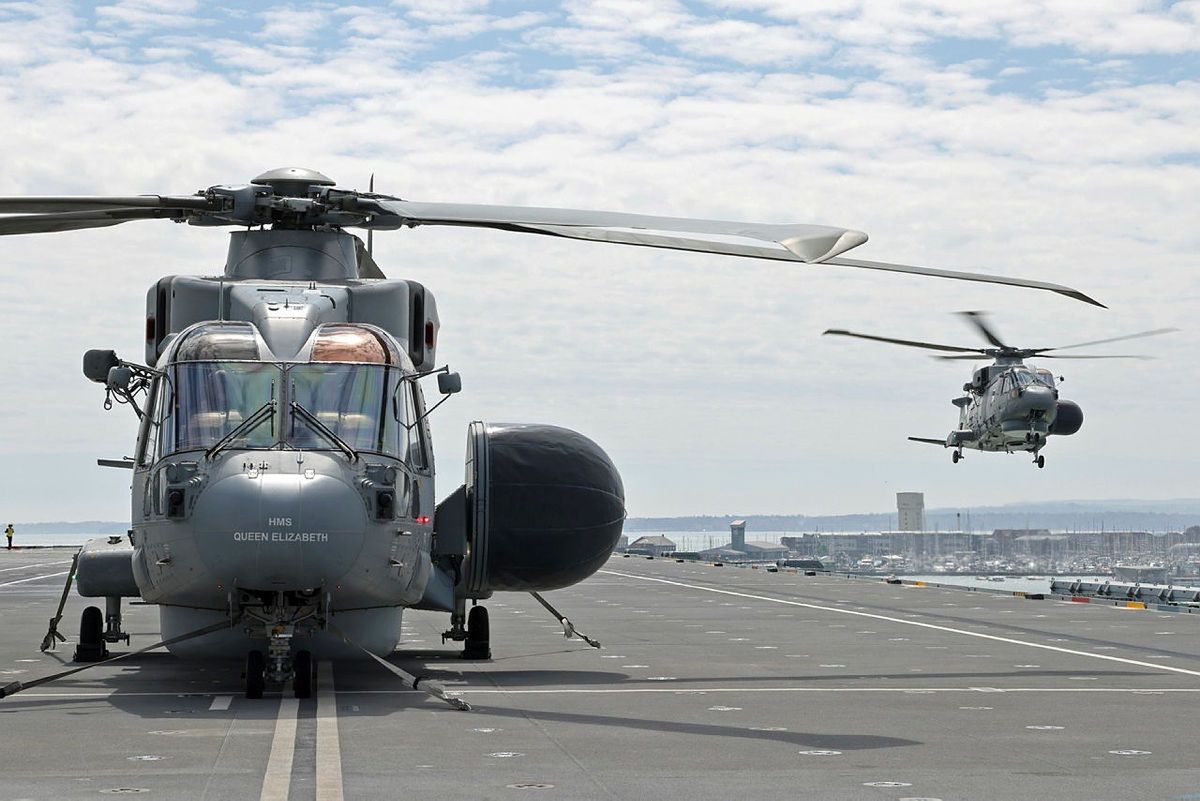 Śmigłowce z Crowsnest na lotniskowcu HMS Queen Elizabeth