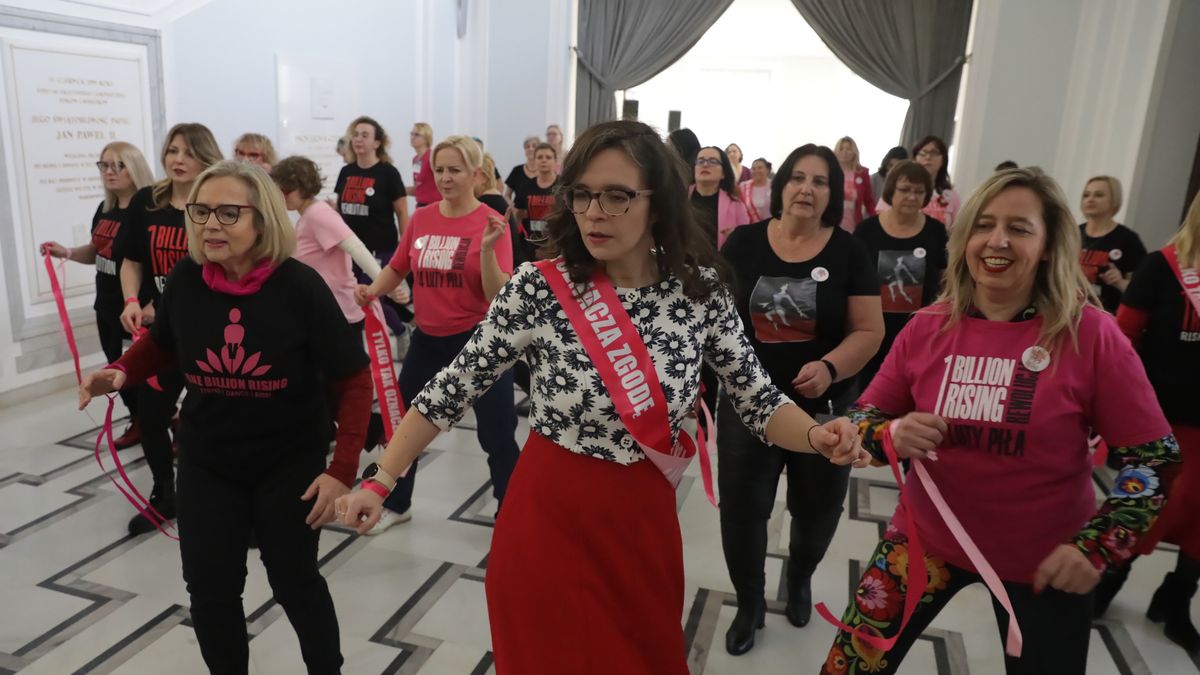 Warszawa, 14.02.2024. Posłanka Lewicy Wanda Nowicka (L) i posłanka KO Klaudia Jachira (C) podczas hapenningu po konferencji prasowej w Sejmie w Warszawie, 14 bm. Spotkanie dot. projektu zmiany definicji gwałtu w polskim prawie #TylkoTakOznaczaZgodę, organizowana przez Kongres Kobiet. (aldg) PAP/Tomasz Gzell