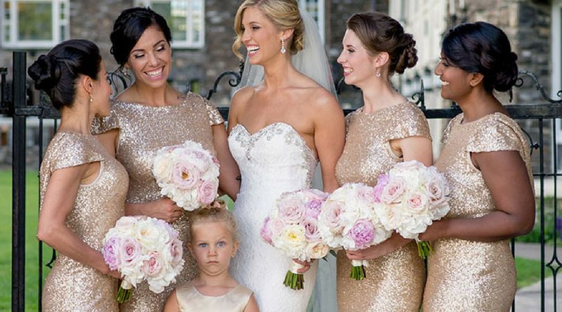 Dziewczynka chyba nie czuje się komfortowo w roli małej druhny