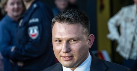 Mentzen z pierwszej ławy słucha Tuska. "Na razie beznadziejny"