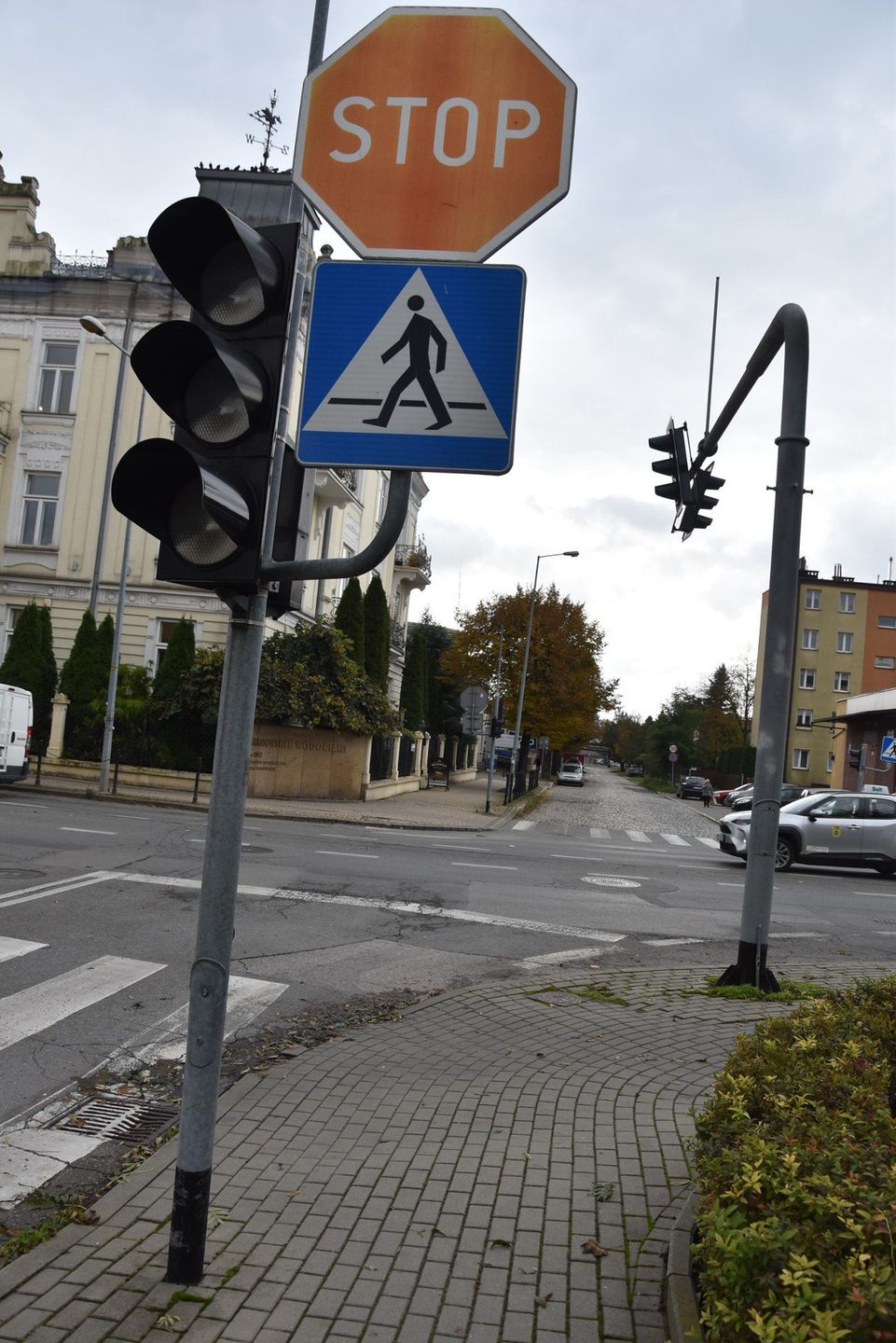 Światła na skrzyżowaniu Narutowicza-Wodna-Łazienna wyłączono niedługo po tym, jak je uruchomiono, bo powodowały korki. O ich istnieniu przypominają pulsujące pomarańczowe światła