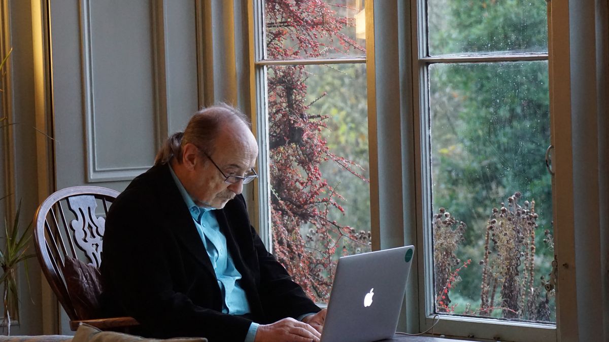 Starszy mężczyzna korzystający z komputera