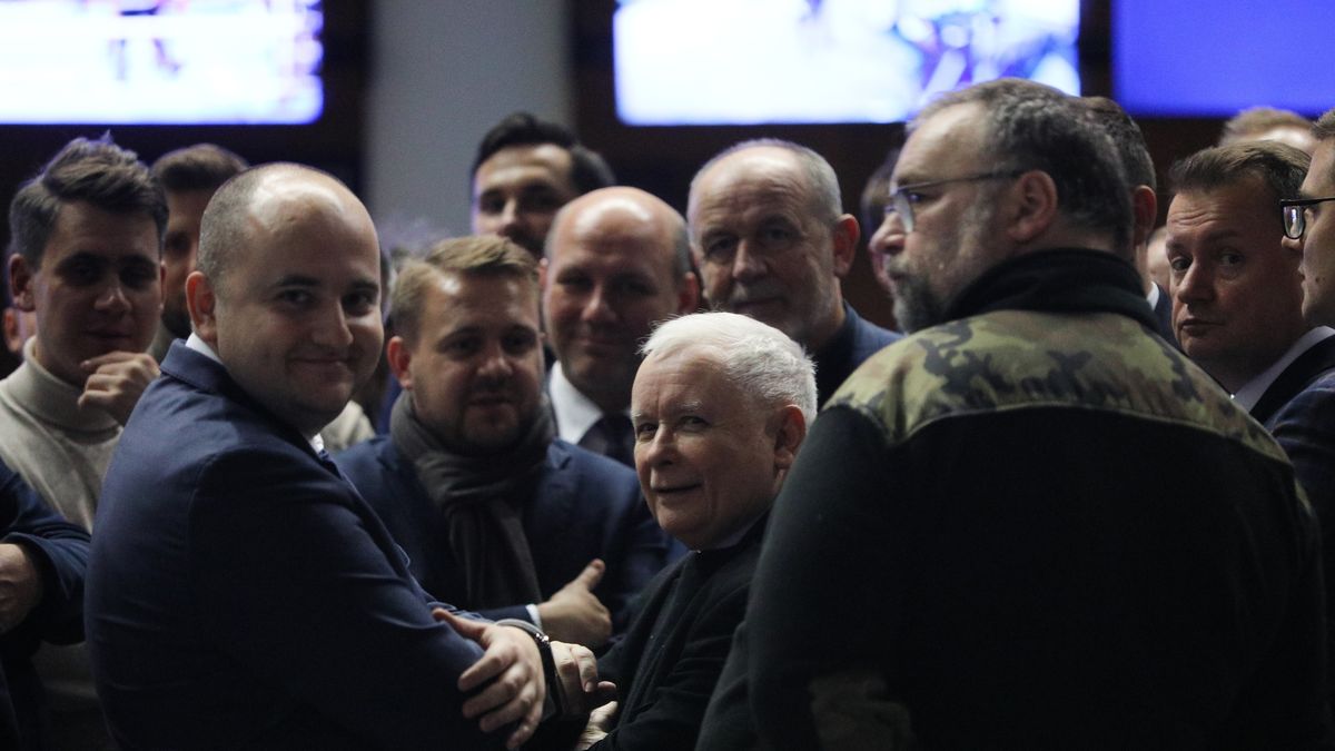 Warszawa, 20.12.2023. Prezes Prawa i Sprawiedliwości Jarosław Kaczyński (C-P) w budynku TVP przy ulicy Woronicza w Warszawie, 20 bm. Obecność polityków w siedzibie Telewizji Polskiej ma związek z przegłosowaną wczoraj uchwałą Sejmu, zapowiadającą zmiany, jakie w mediach publicznych chce przeprowadzić nowy rząd. (ad) PAP/Paweł Supernak