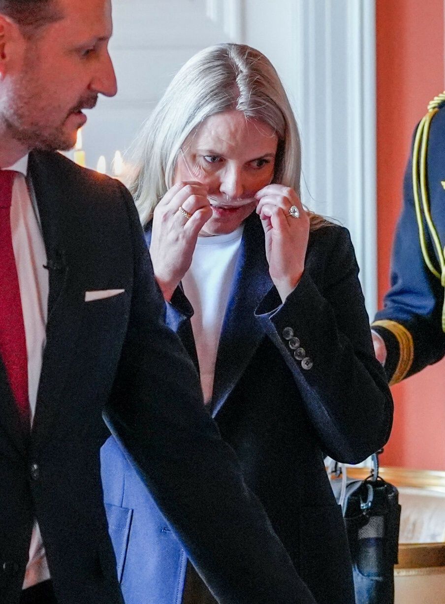 Księżna Mette-Marit z aparatem tlenowym
