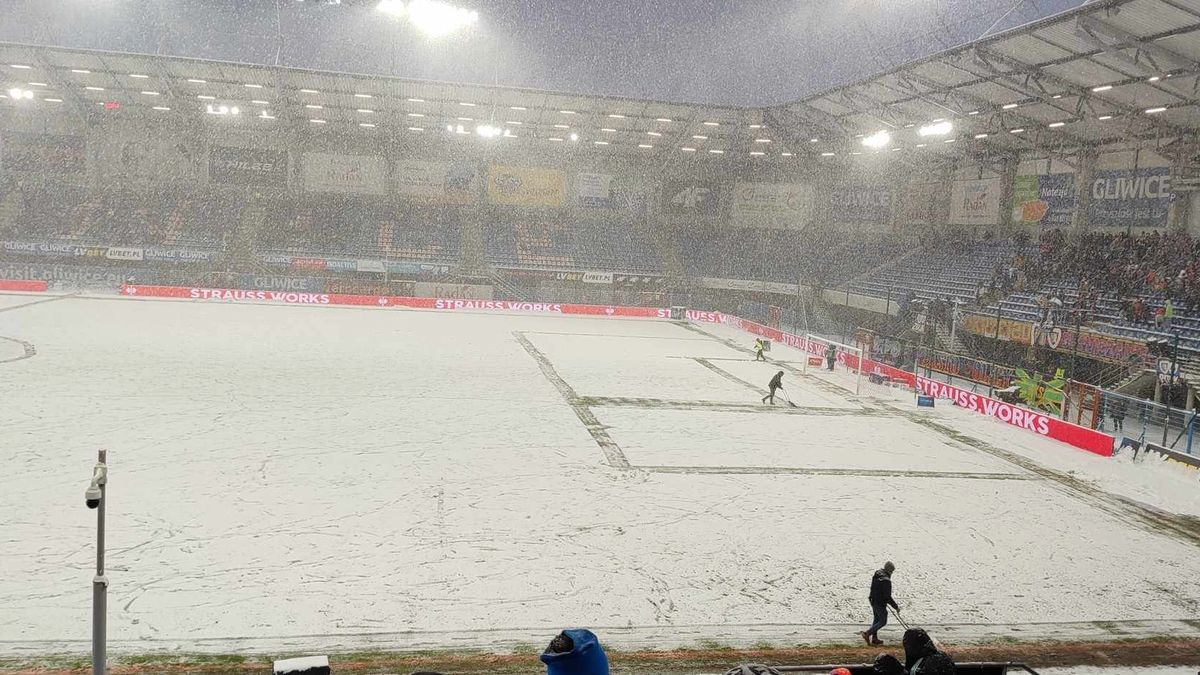 Boisko w meczu Piast Gliwice - Puszcza Niepołomice