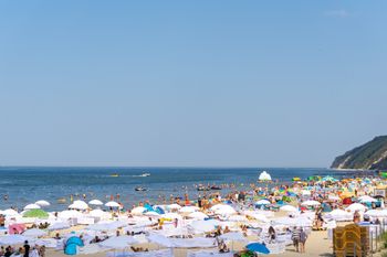 Dziwnówek: Tłumy na ulicach wieczorową porą. Kurort przeżywa prawdziwe oblężenie