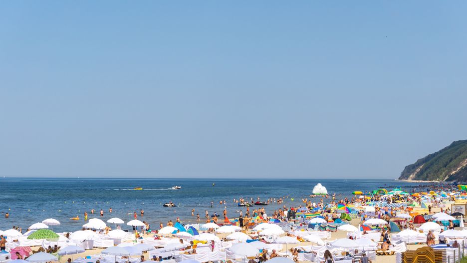 Tłumy turystów w kurortach to doskonałe warunki do działania dla oszustów