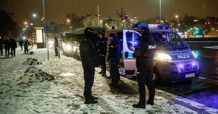 Strajk Kobiet. Policjanci rzucili protestującą o ścianę? "Padłam na ziemię"