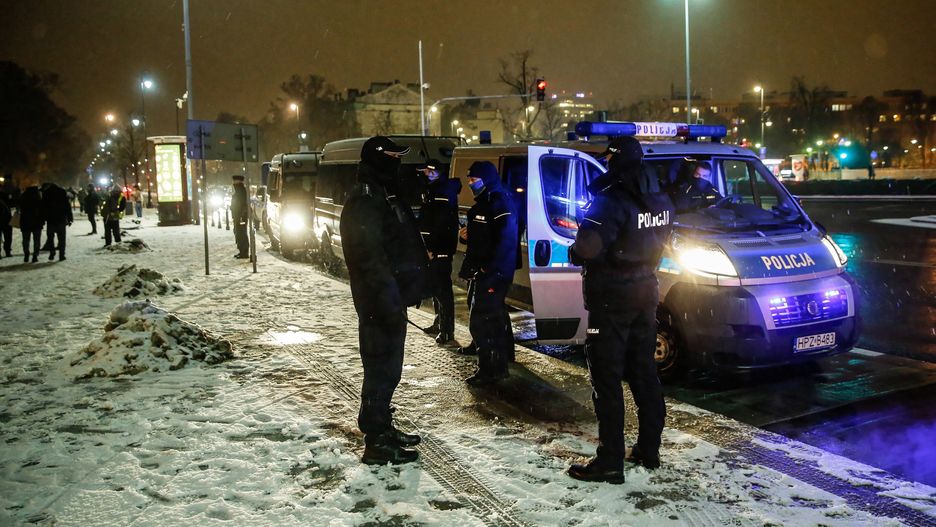 Strajk Kobiet. Policjanci rzucili protestującą o ścianę? "Padłam na ziemie"
