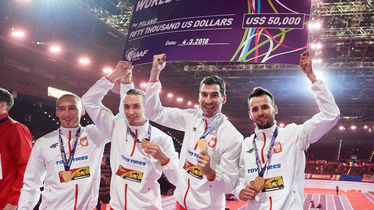 PAP / Adam Warżawa  / Na zdjęciu d lewej: Jakub Krzewina, Karol Zalewski, Rafał Omelko i Łukasz Krawczuk ze złotymi medalami oraz nagrodą finansową wywalczonymi w biegu sztafetowym 4x400 metrów 