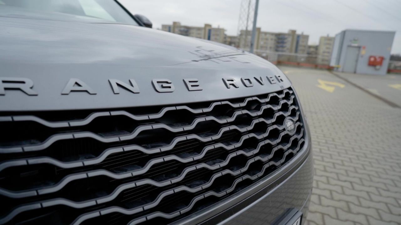 Range Rover Velar samochód przyciągający wzrok na ulicy