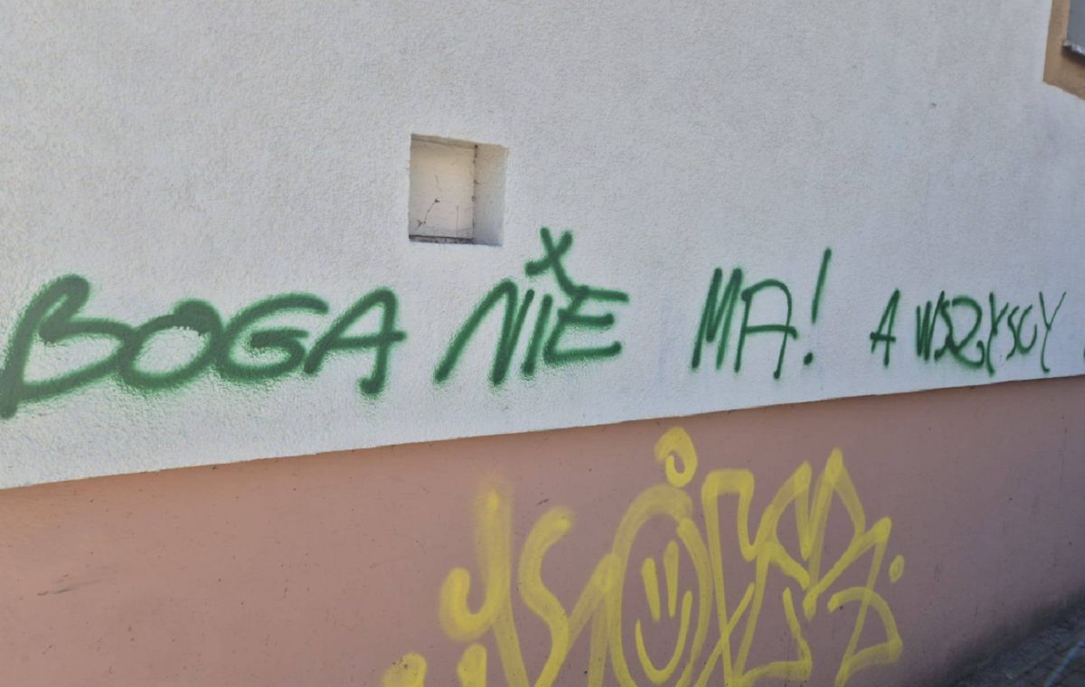 Zobaczył taki napis na bloku. Zaskakująca reakcja księdza