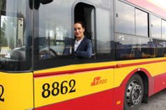 Setna kobieta za kierownicą autobusu miejskiego. Skąd popularność tego zawodu?