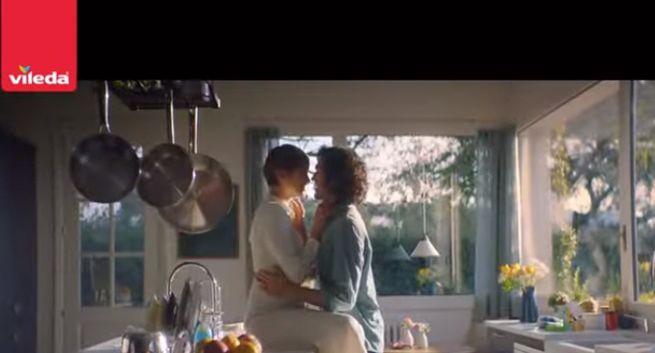Vileda Always Clean w kampanii promuje "zmywaki doskonałe"