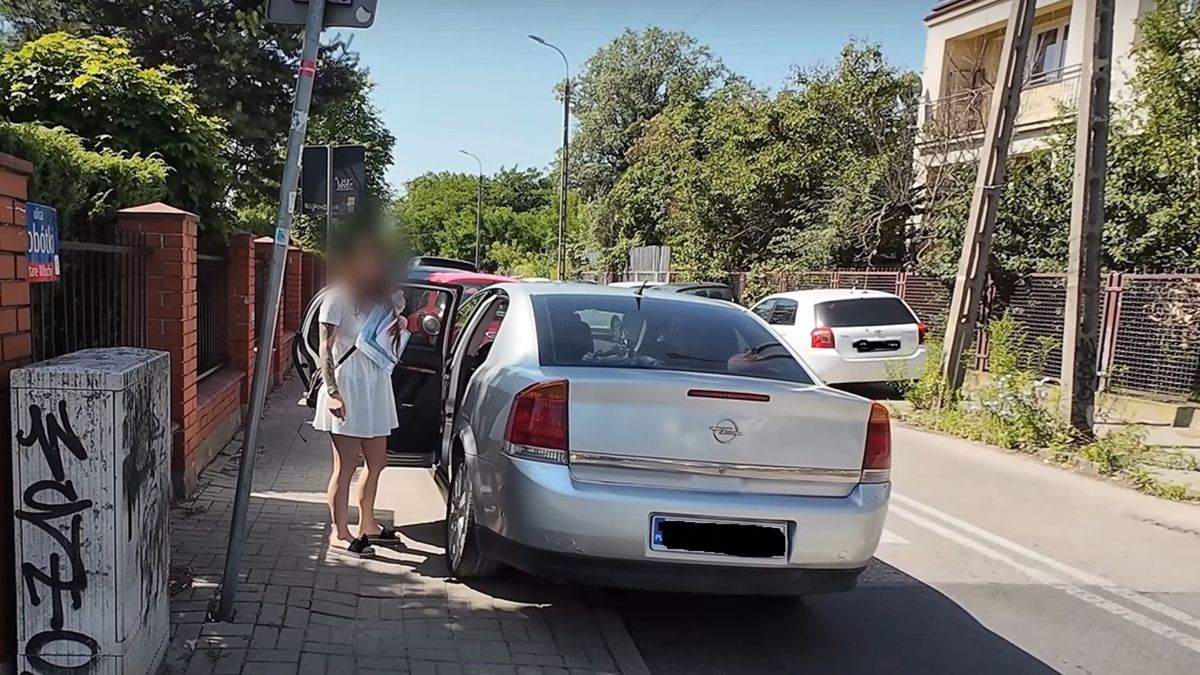 Szokujące nagranie z Warszawy. Kobieta parkuje na pasy przed szkołą