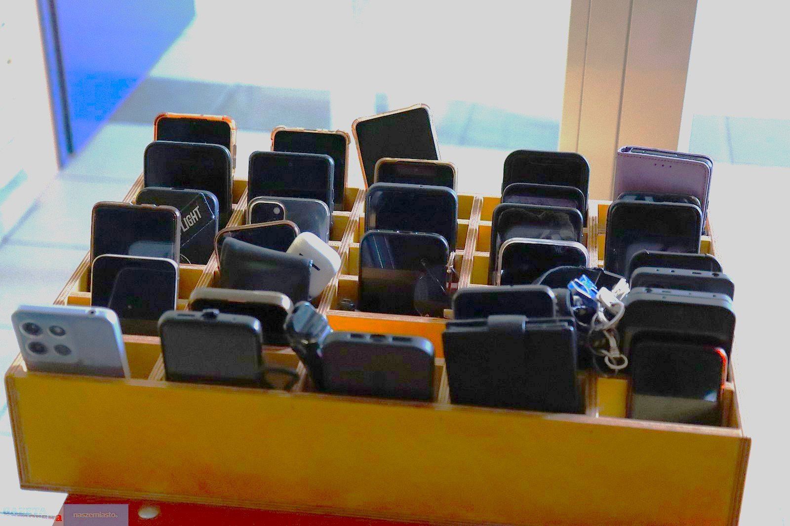 Skuteczność ograniczeń będzie zależała od wypracowanego lokalnie porozumienia między dyrekcją, nauczycielami, uczniami i rodzicami.