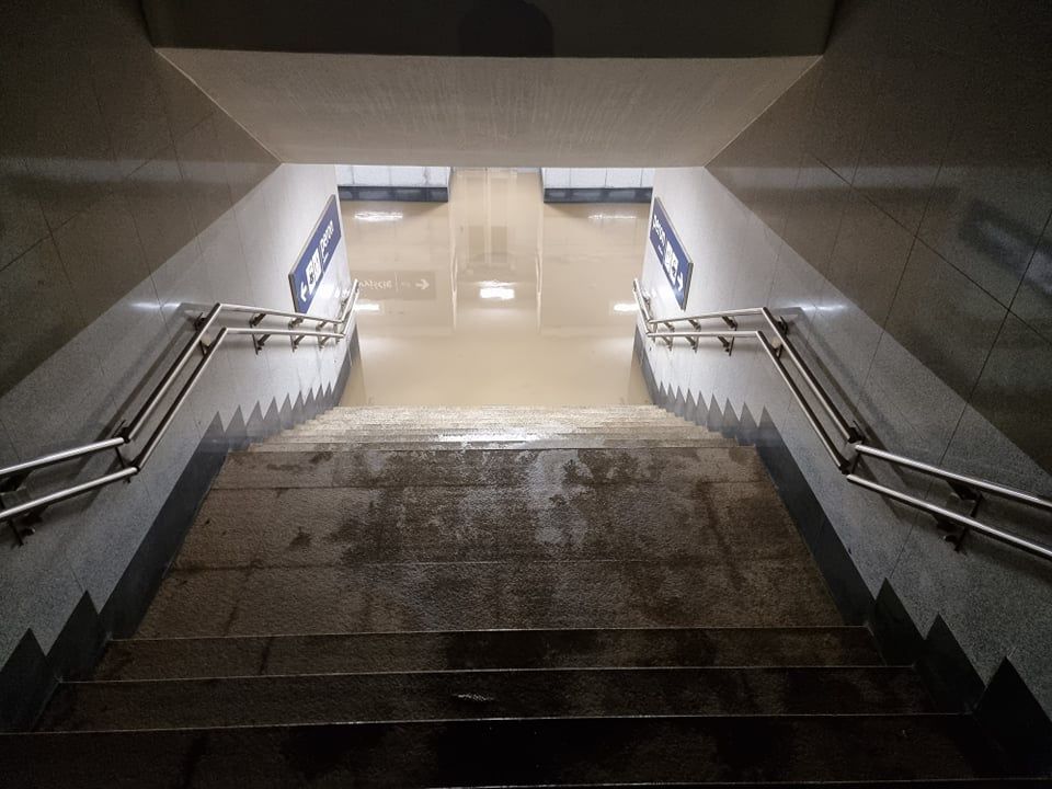 Deszcz zalał wejście na przystanek kolejowy Lublin – Zachód