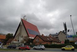Proboszcz obłożył kościół panelami słonecznymi. Dostał je od jednego z wiernych