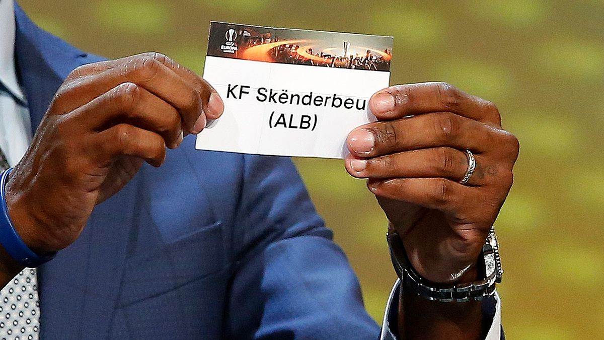 Kartka z nazwą Skenderbeu Korcza podczas losowania fazy grupowej Ligi Europy
