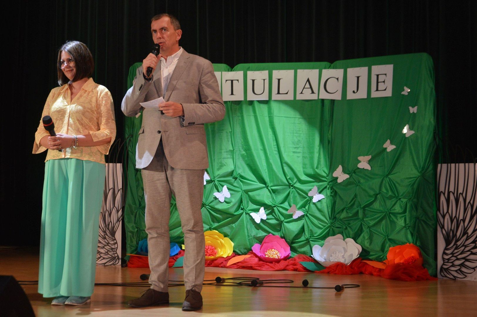Najlepsi uczniowie z gminy Stąporków otrzymali stypendia burmistrza. Gości powitali dyrektor Jacek Kania i Iwona Łukiańska