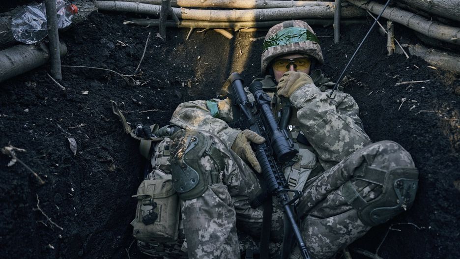 Ukraiński żołnierz na pozycji pod Bachmutem