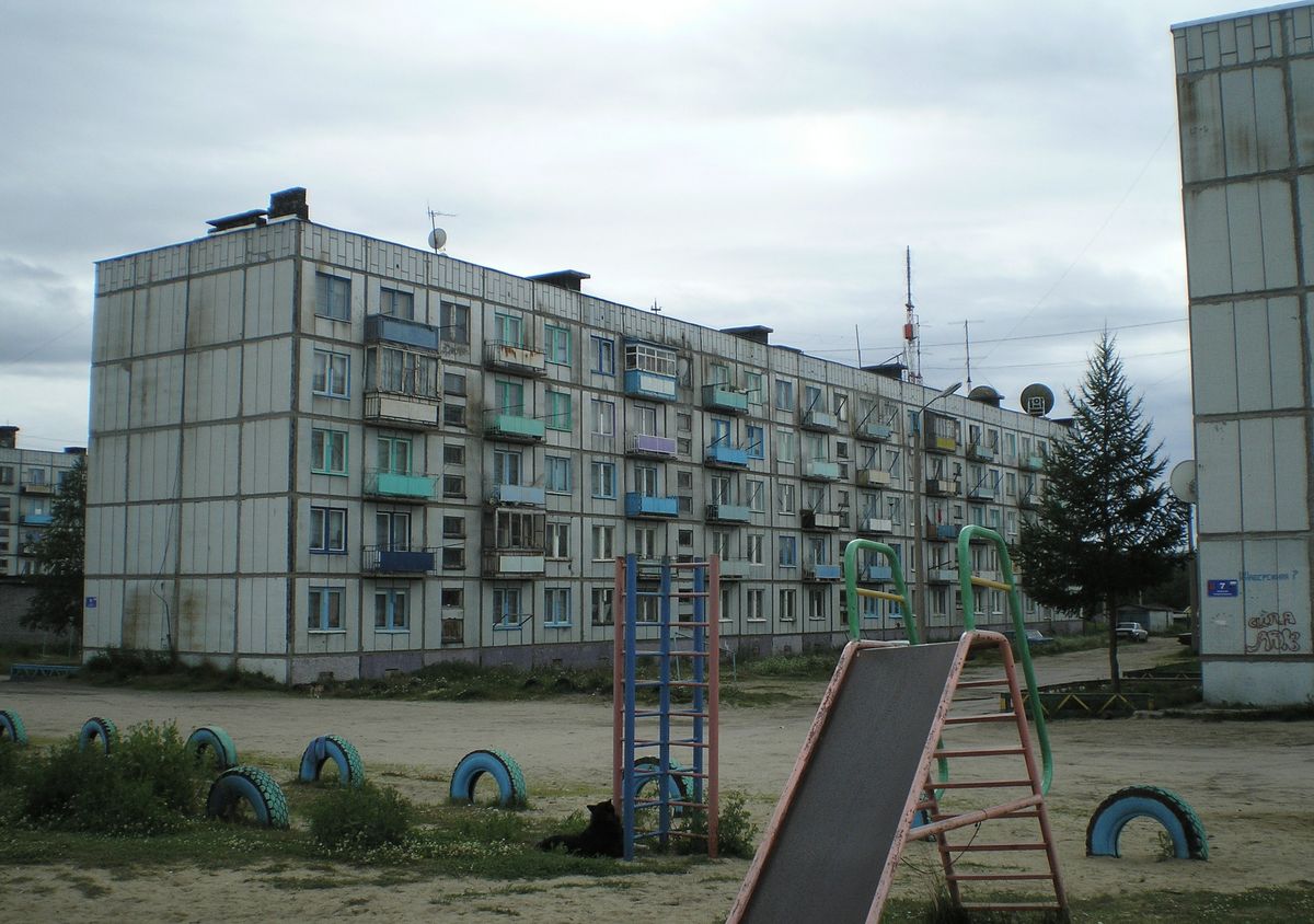 Rosyjska baza wojskowa w Alakurtti, tuż przy granicy z Finlandią, przypomina wiele innych rosyjskich militarnych osad. Miejsce życia dla rodzin wojskowych stanowią "leningrady" - bloki z wielkiej płyty  