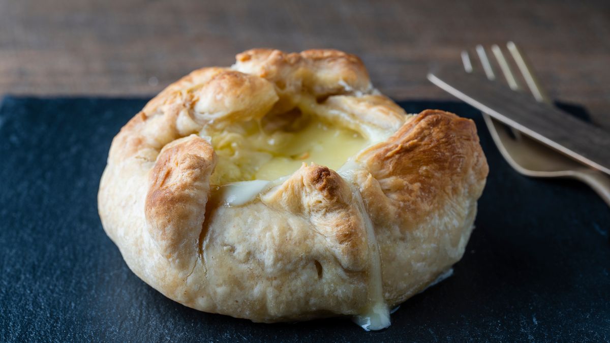 Zapiekany camembert w cieście francuskim 