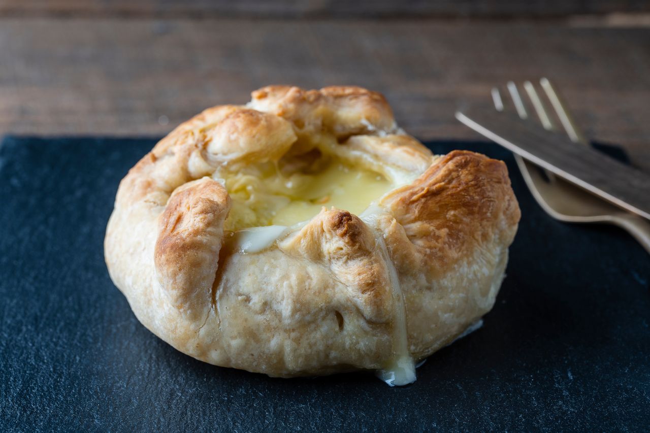 Baked camembert in puff pastry: Your new party delight
