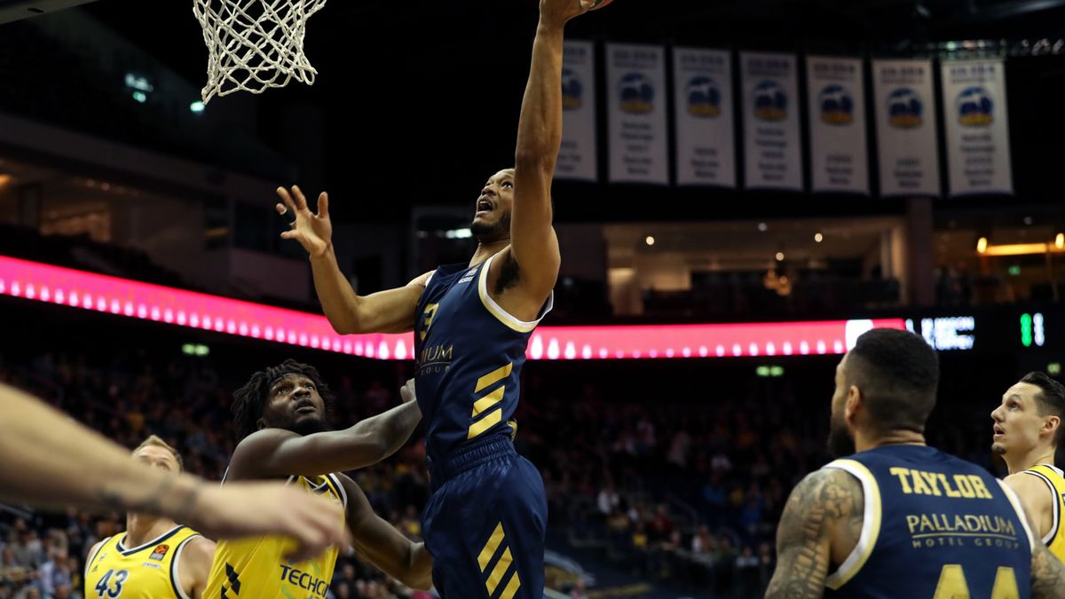 Anthony Randolph (w środku)