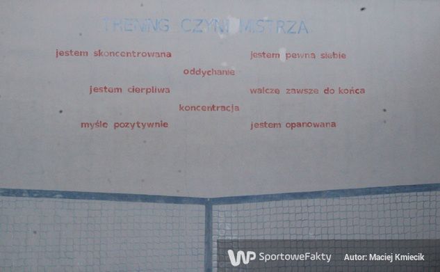 Ścianka treningowa z hasłami motywacyjnymi stworzona przed laty przez Tomasza Jędrzejaka dla córki