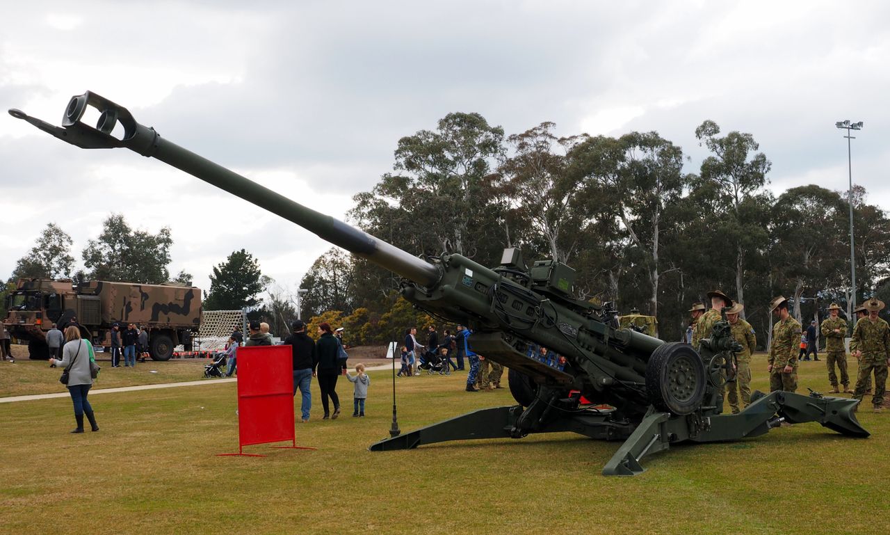 Australijscy artylerzyści nie dysponują samobieżną artylerią, mając do dyspozycji jedynie 48 ultralekkich haubic ciągnionych M777A2